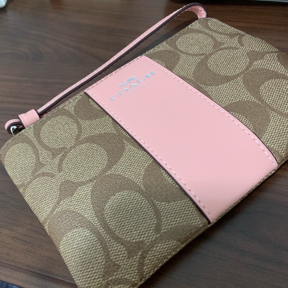 Authentic👛COACH Corner Zip Wristlet